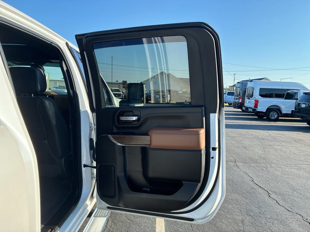 Used 2022 Iridescent Pearl Tricoat Chevrolet High Country image 17