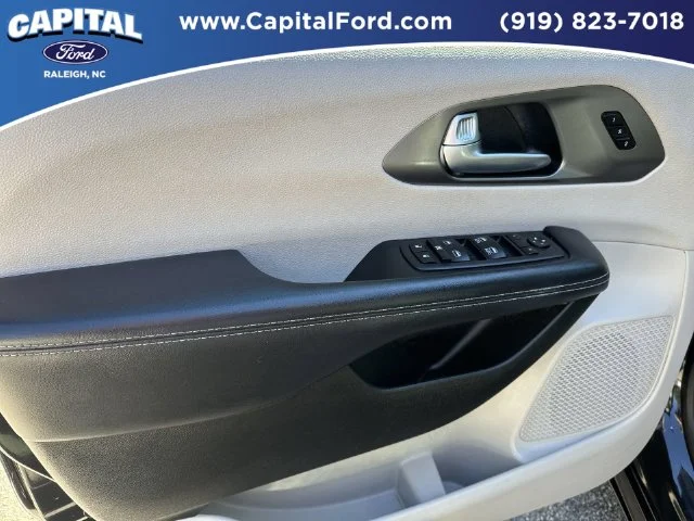 Used 2023 Black Chrysler Touring L image 20