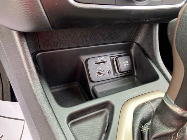 Certified Used 2017 Bright White Clearcoat Jeep Latitude image 17