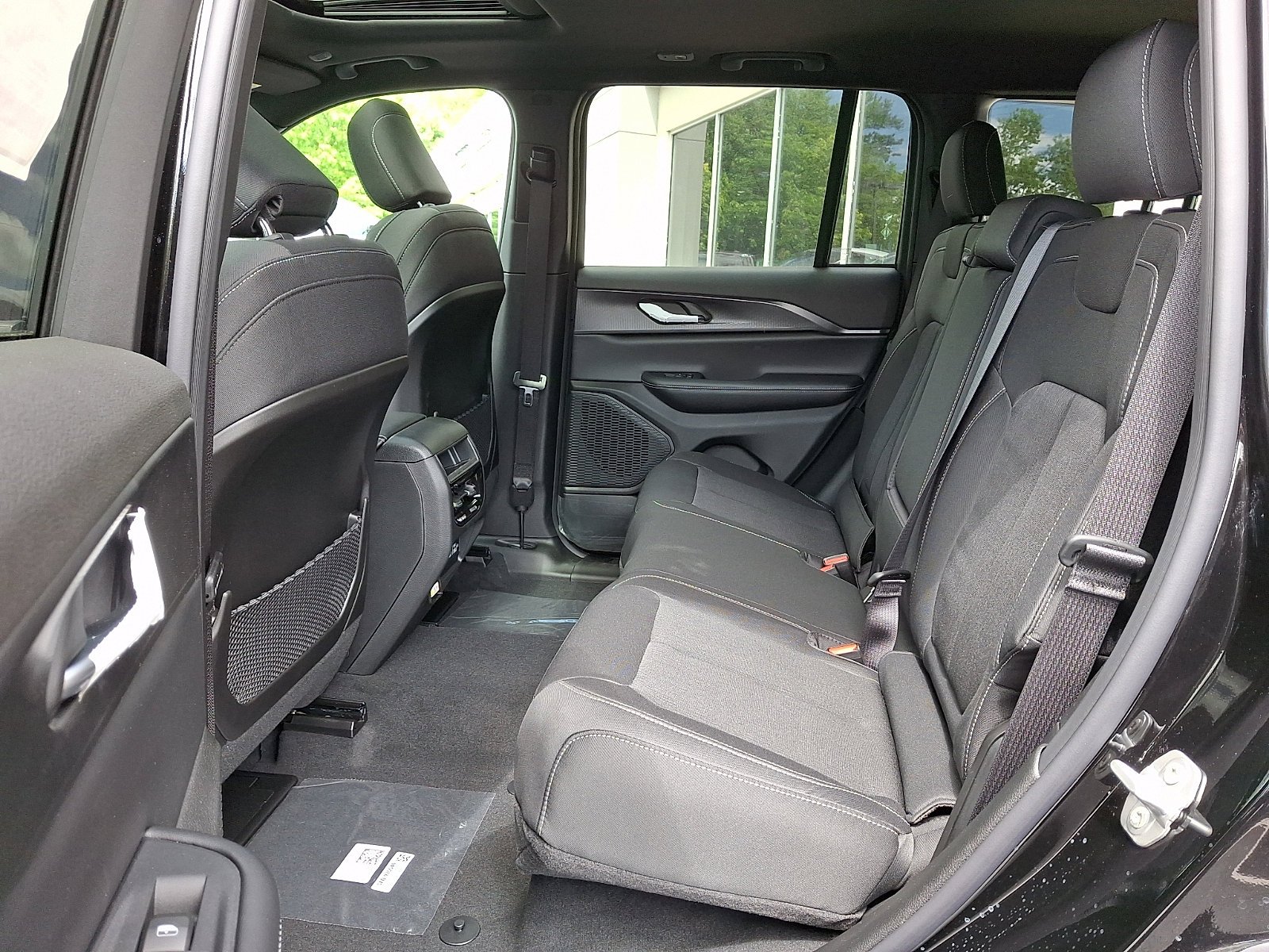 New 2026 Diamond Black Crystal Pearl-Coat Exterior Paint Jeep Laredo X image 6