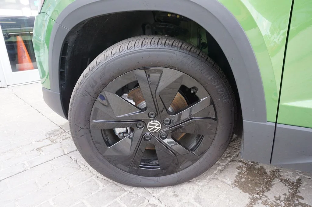Certified Used 2025 Green Volkswagen 1.5T SE Black image 29