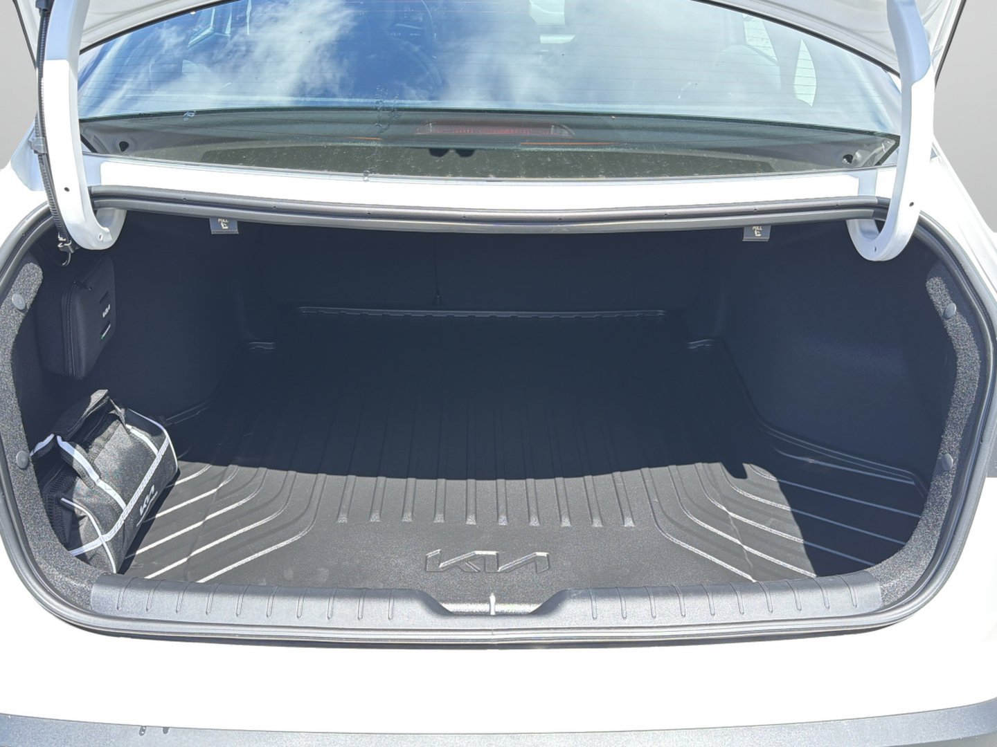 New 2026 Snow White Pearl Kia EX image 21