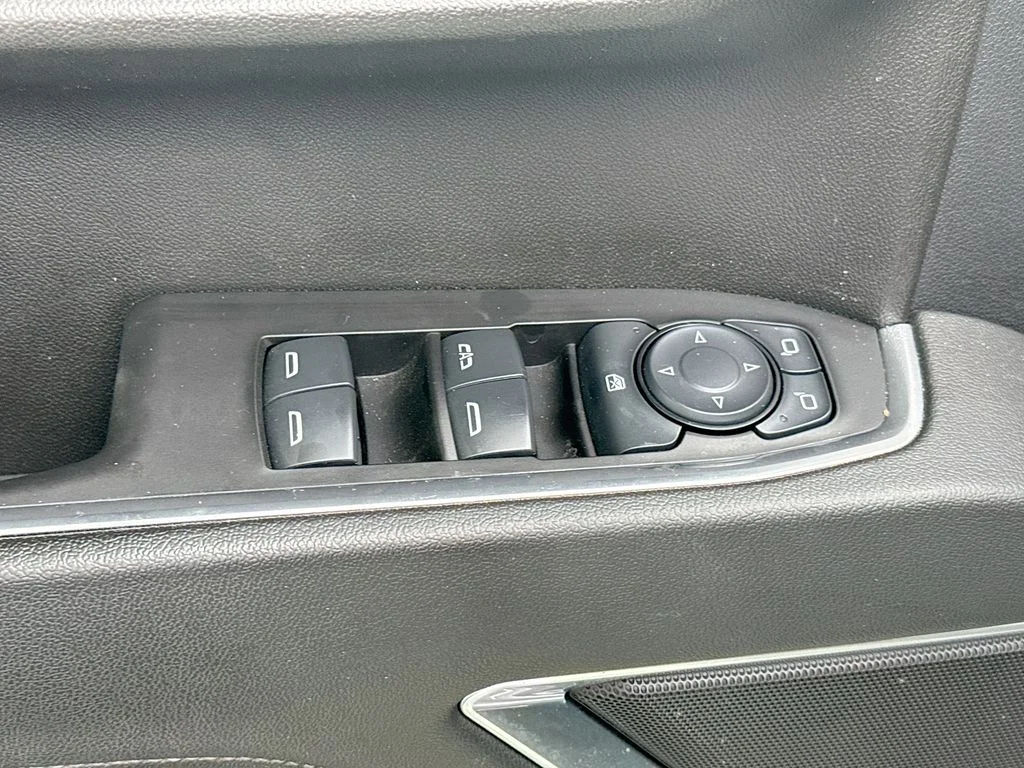 Used 2025 White Chevrolet LT image 18
