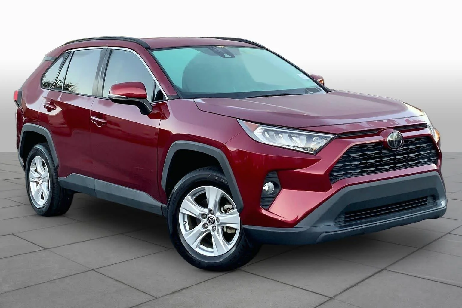 Used 2021 Ruby Flare Pearl Toyota XLE image 3