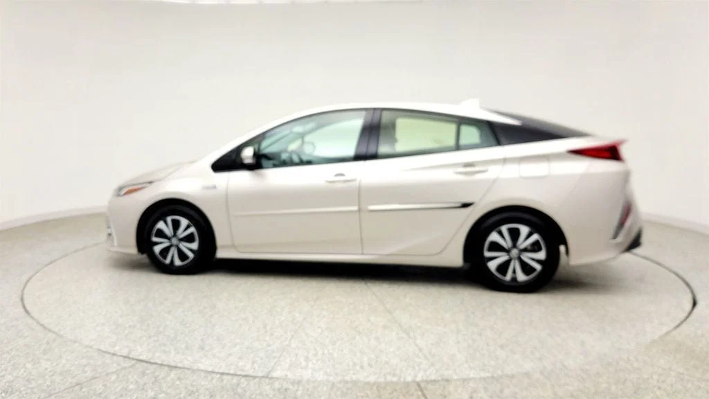 Used 2018 Titanium Glow Toyota Advanced image 8