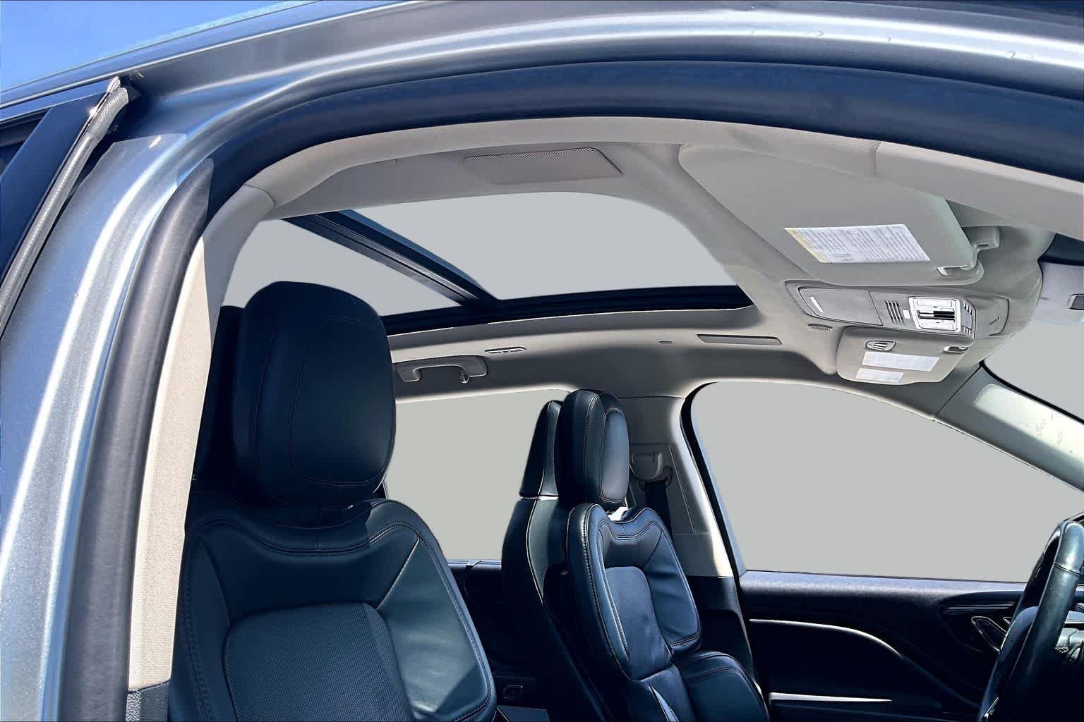 Used 2021 Silver Radiance Lincoln Grand Touring image 13