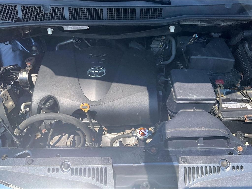 Used 2018 Beige Toyota XLE Premium image 31