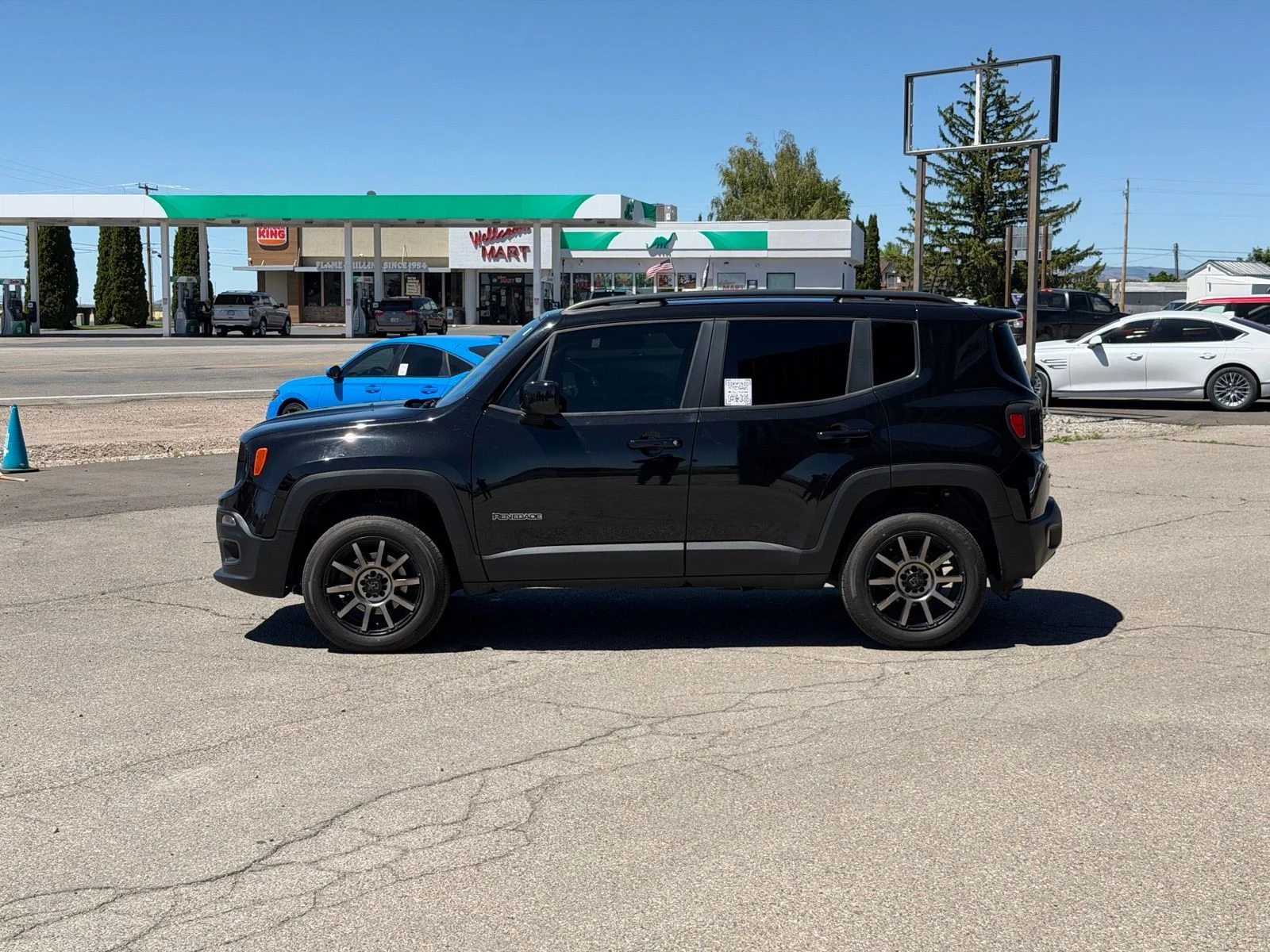 Used 2018 Black Jeep Latitude image 11