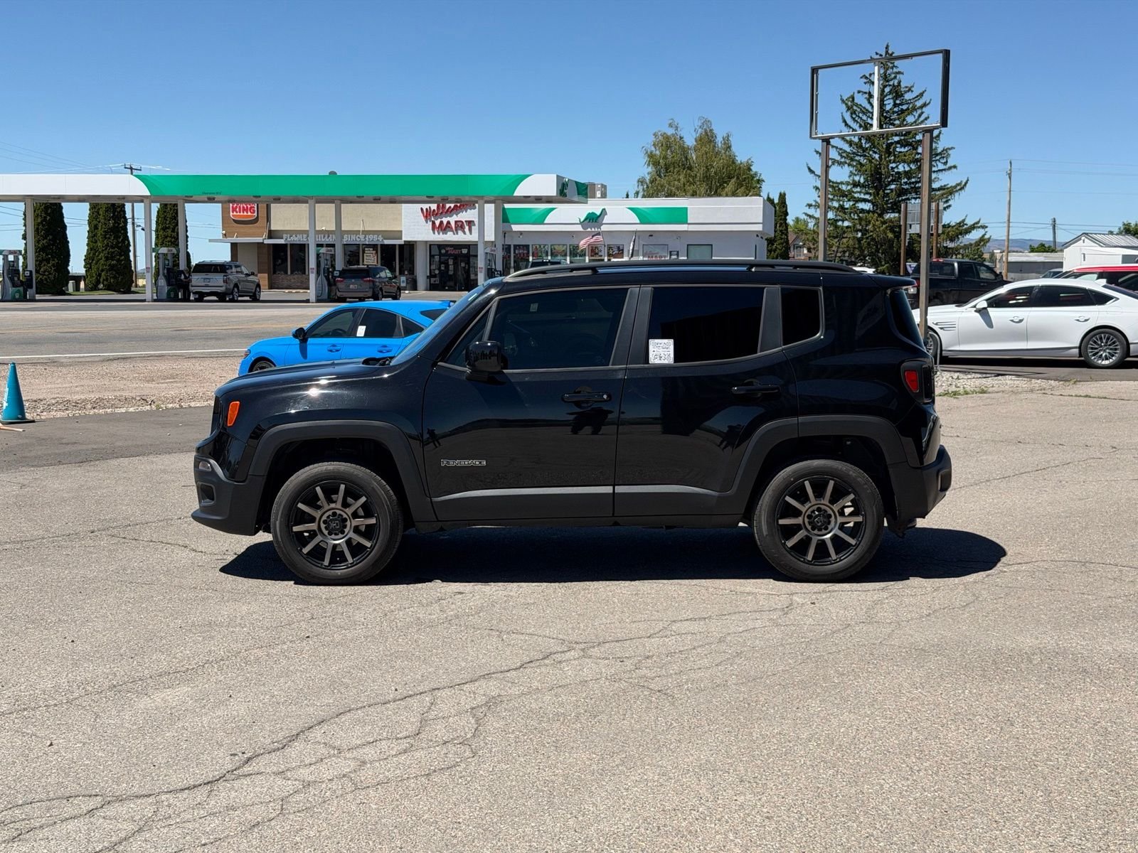 Used 2018 Black Jeep Latitude image 11