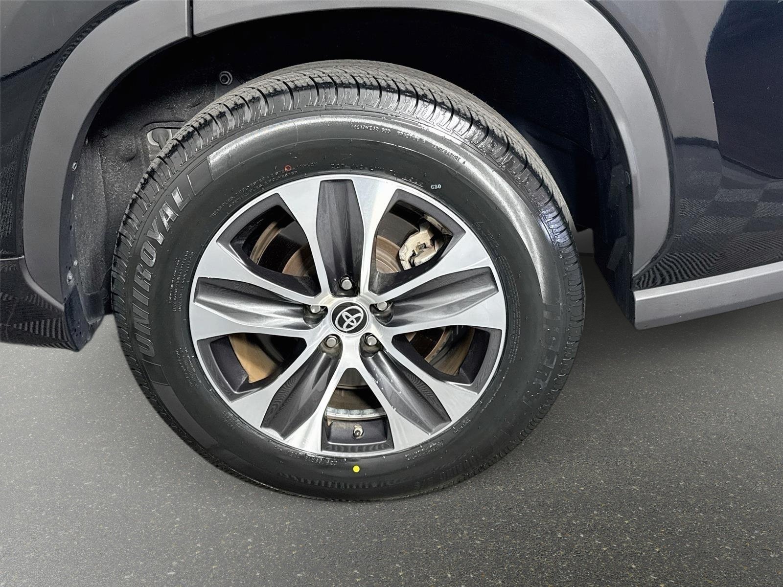 Used 2022 Midnight Black Metallic Toyota XLE image 32