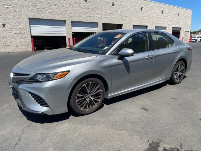 Used 2018 Silver Toyota SE image 3