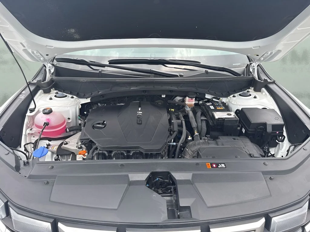Used 2025 White Hyundai SEL image 28