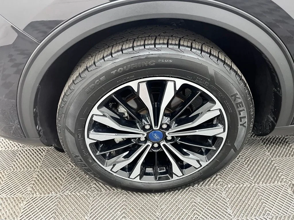 Used 2022 Black Ford SE image 14