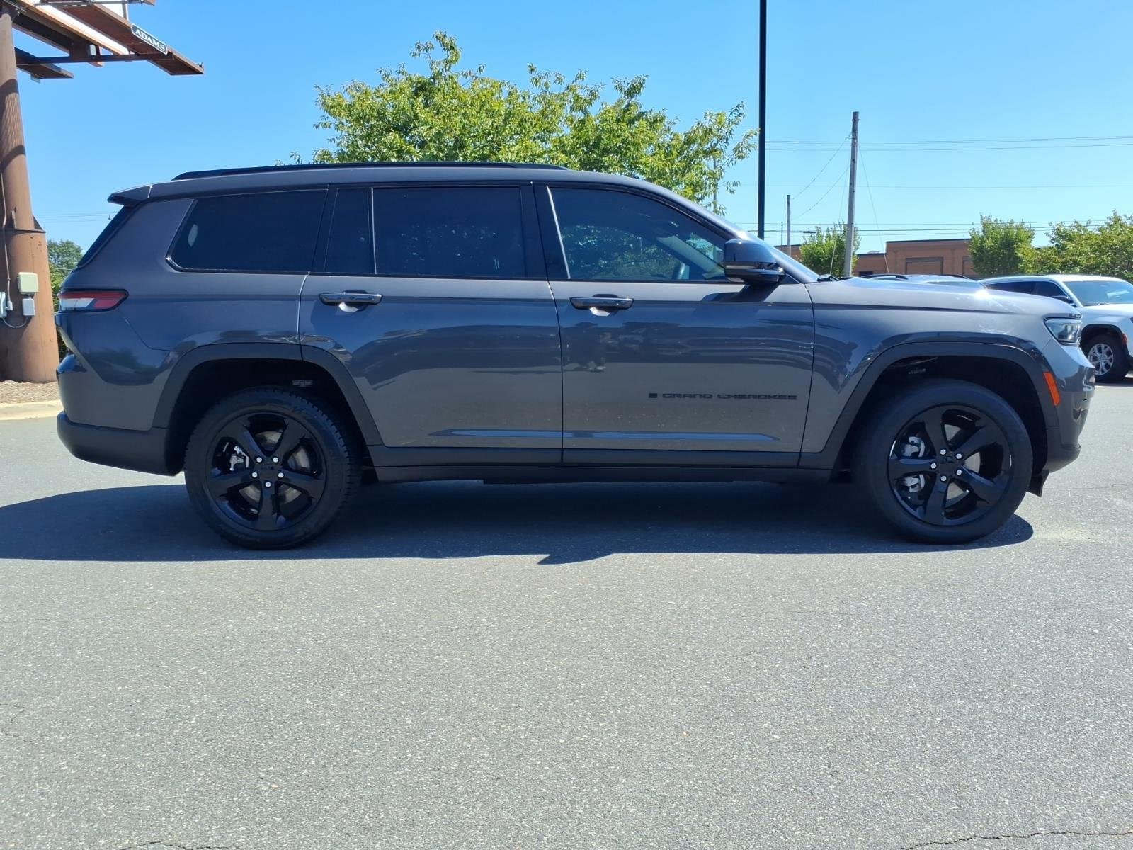 Used 2023 Baltic Gray Metallic Clearcoat Jeep Altitude image 10