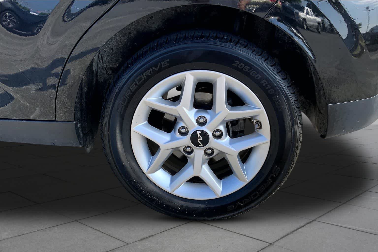 Used 2024 Fusion Black Kia LX image 10