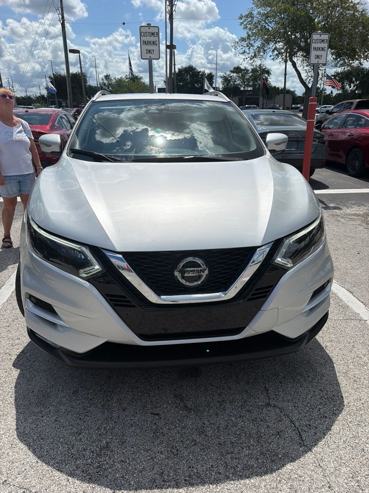 Used 2022 Silver Nissan SL image 3