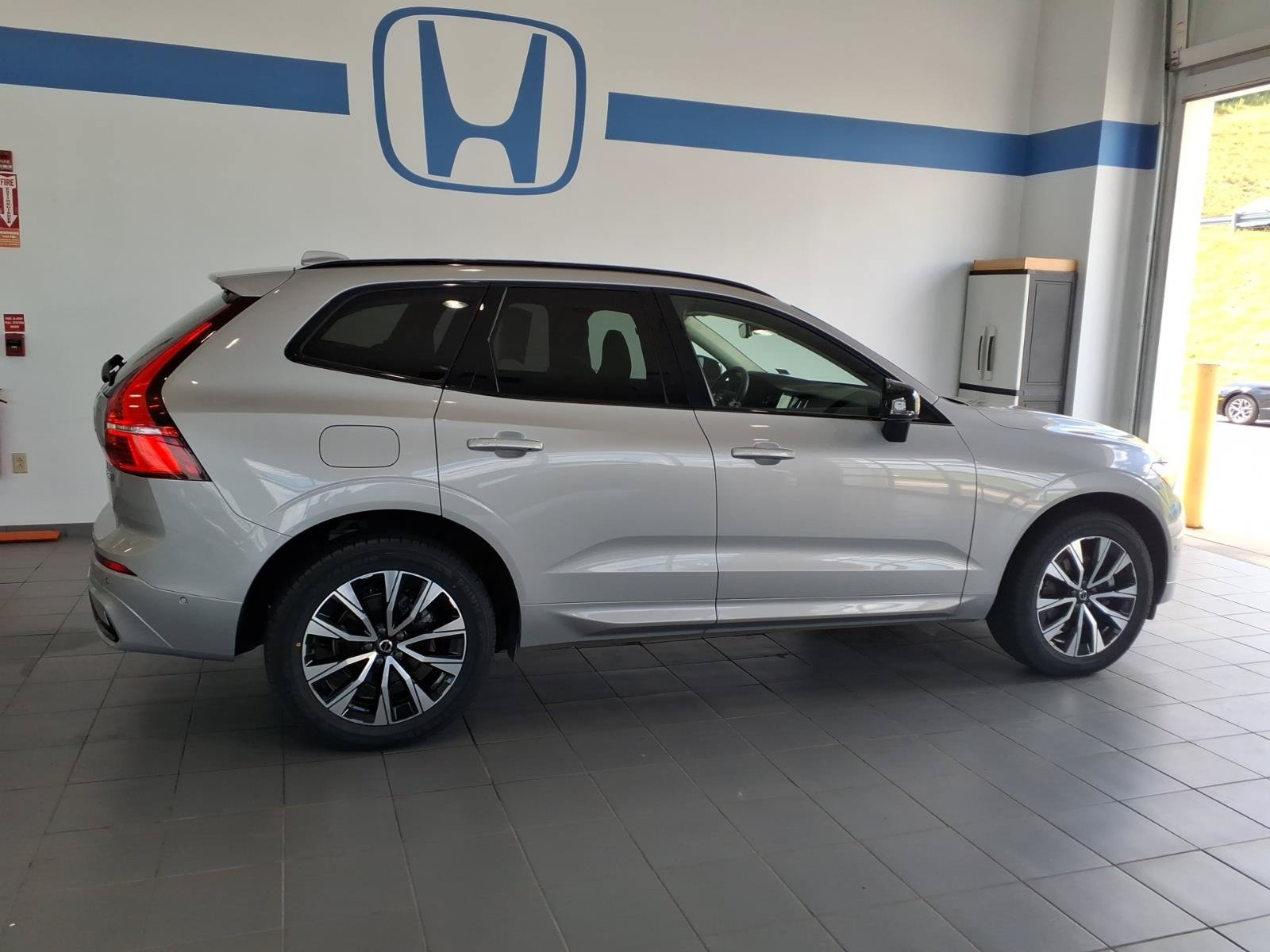 Used 2024 Silver Dawn Metallic Volvo Plus Dark Theme image 4