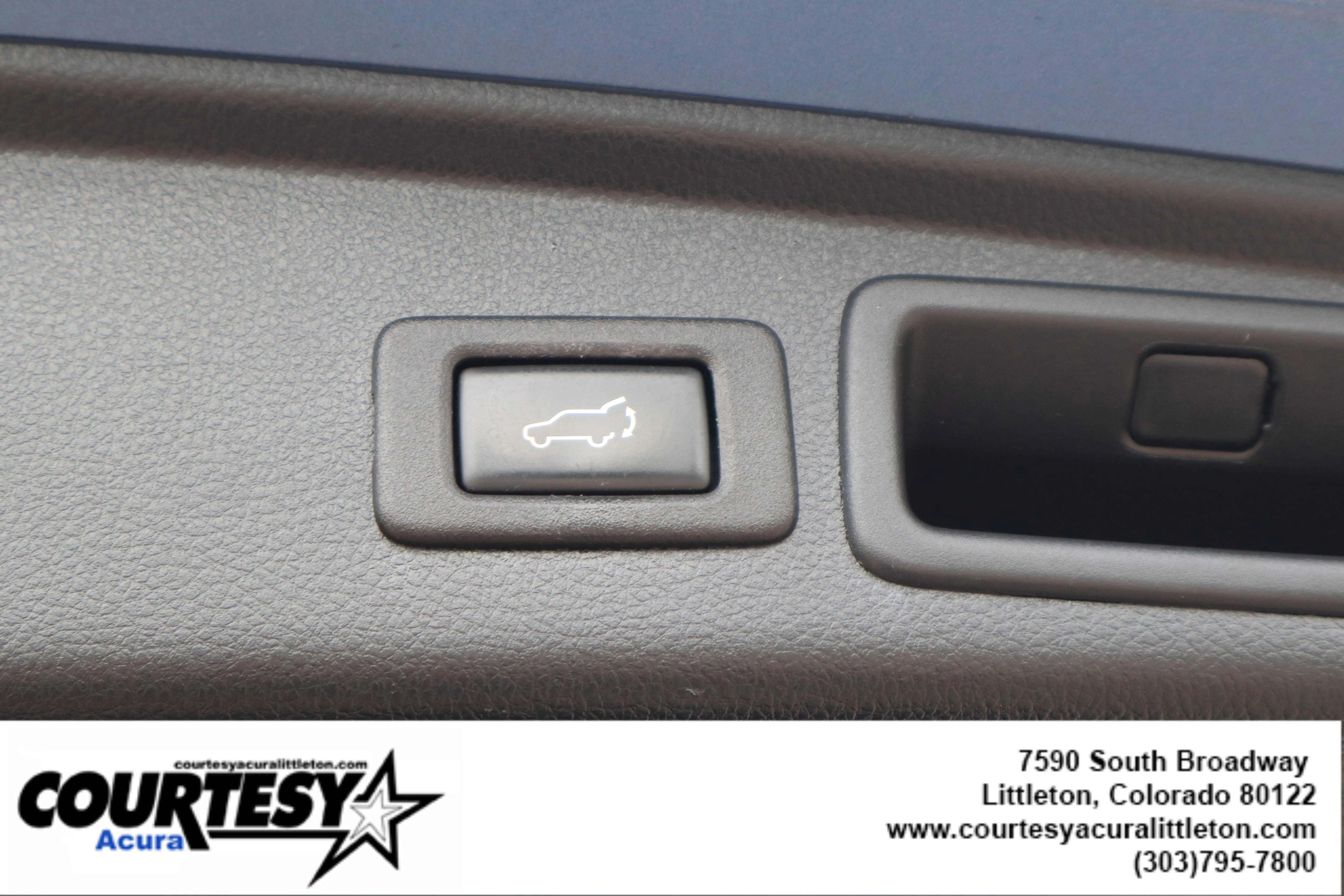 Used 2018 Quartz Blue Pearl Subaru Touring image 29