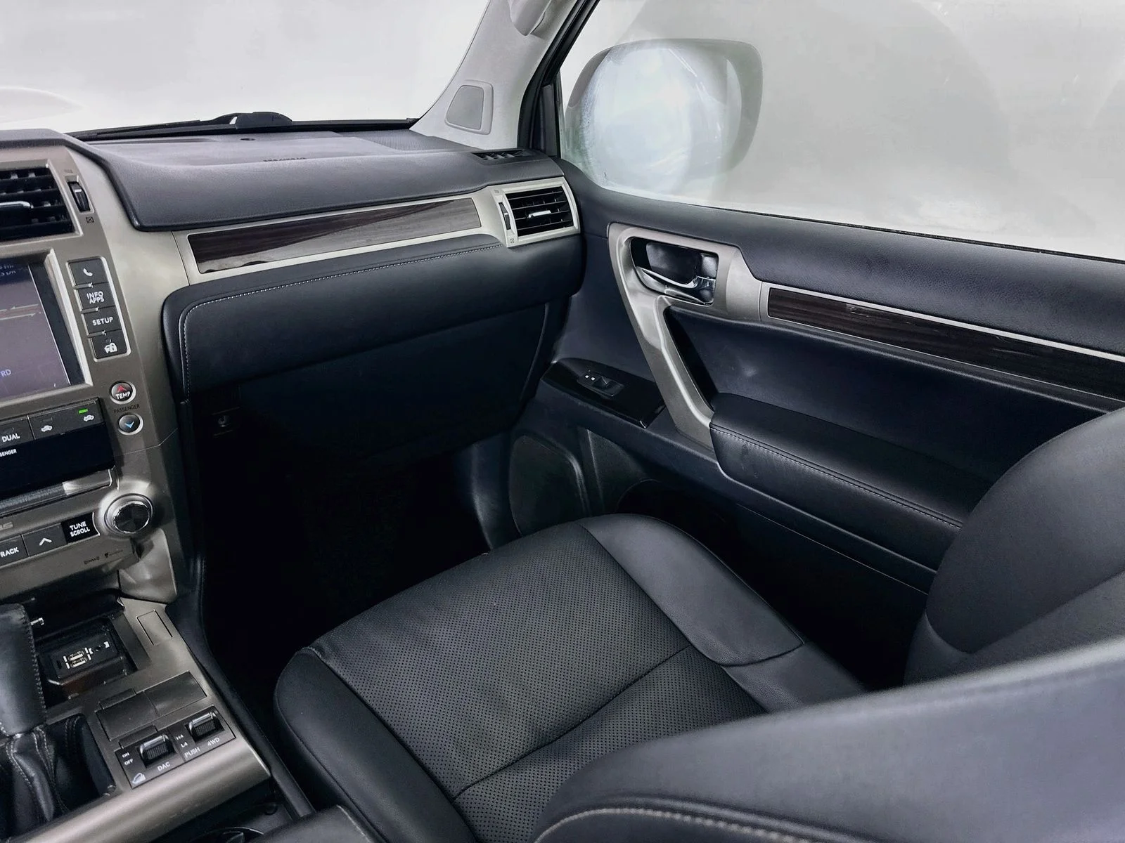 Used 2014 Black Lexus  image 23