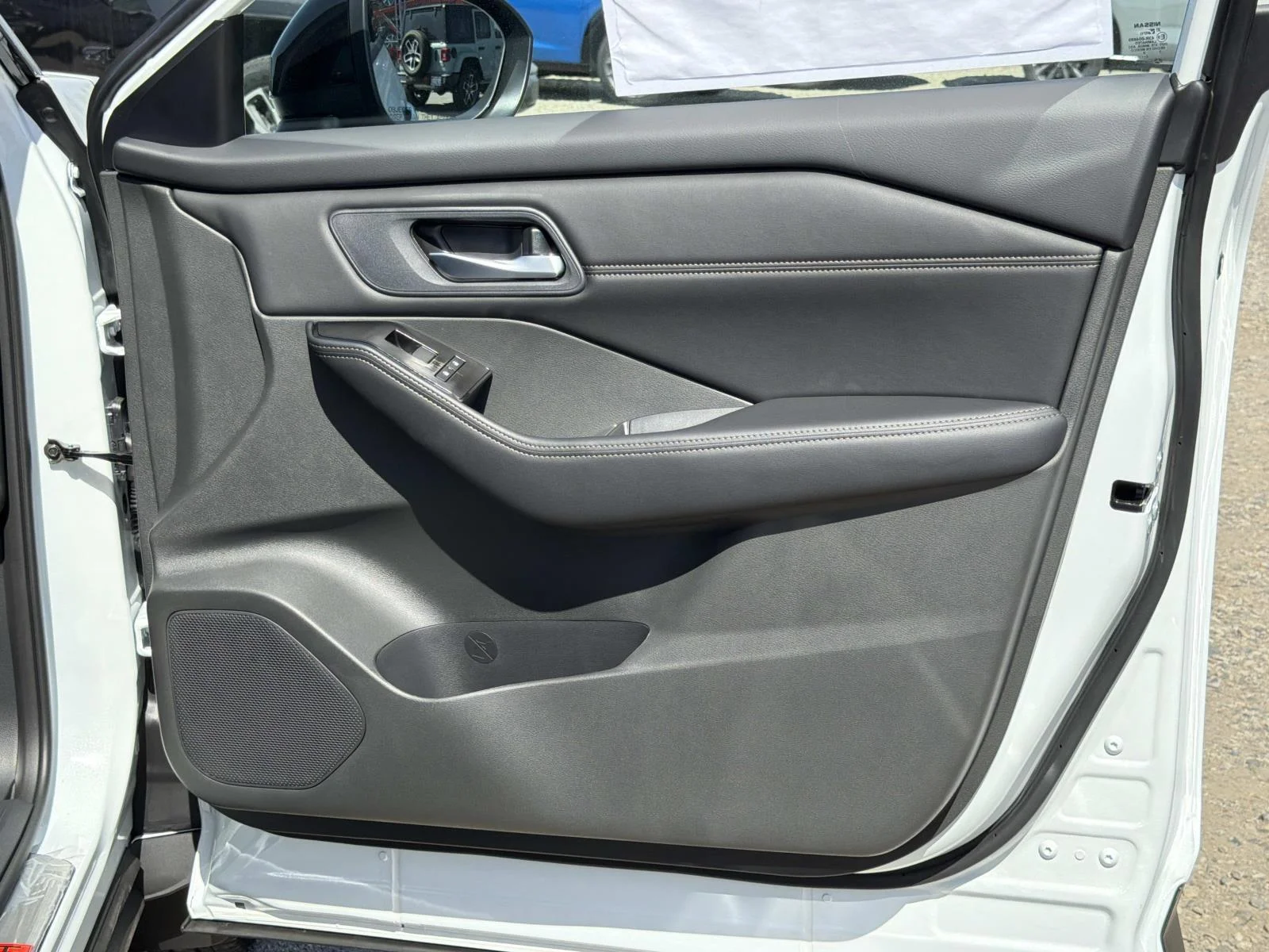 New 2026 Everest White Pearl Tricoat Nissan Dark Armor image 30