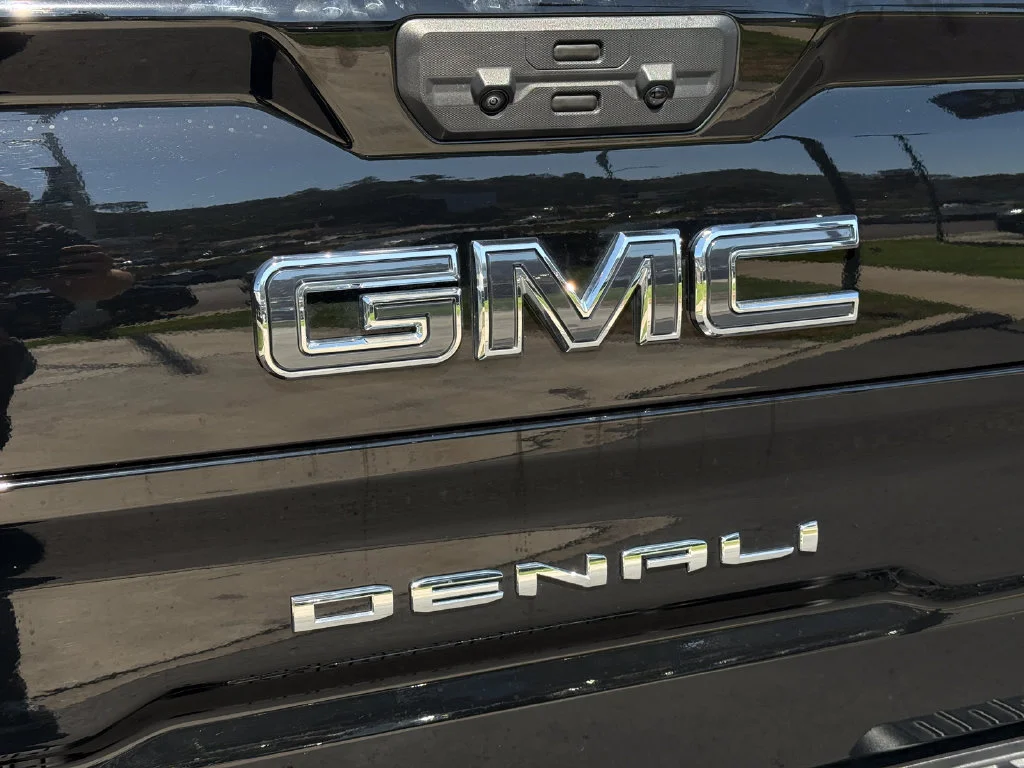 Used 2025 Onyx Black GMC Denali Ultimate image 10