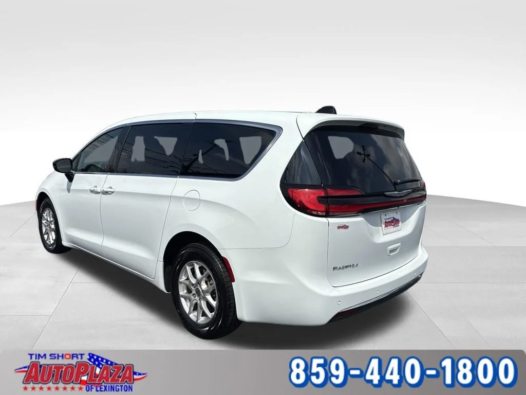 Used 2025 White Chrysler Select image 3