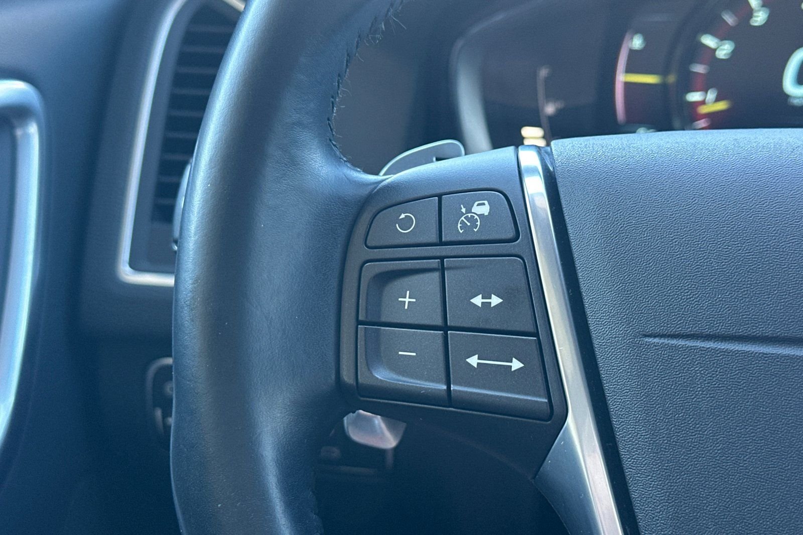 Used 2014  Volvo  image 25