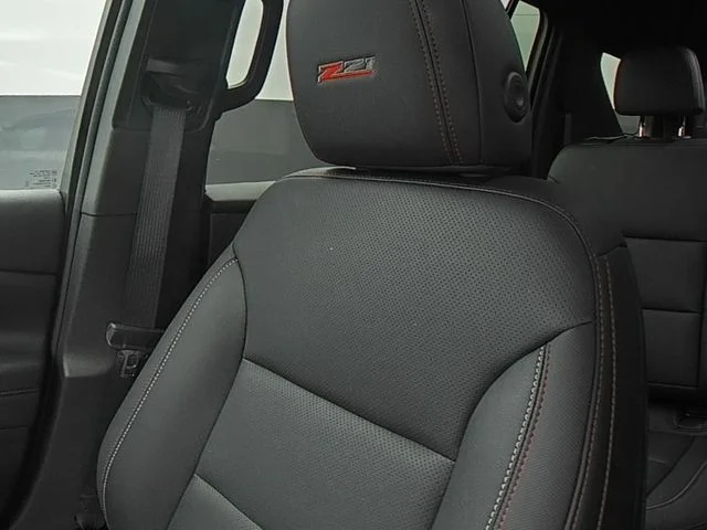 Used 2025 Gray Chevrolet Z71 image 39