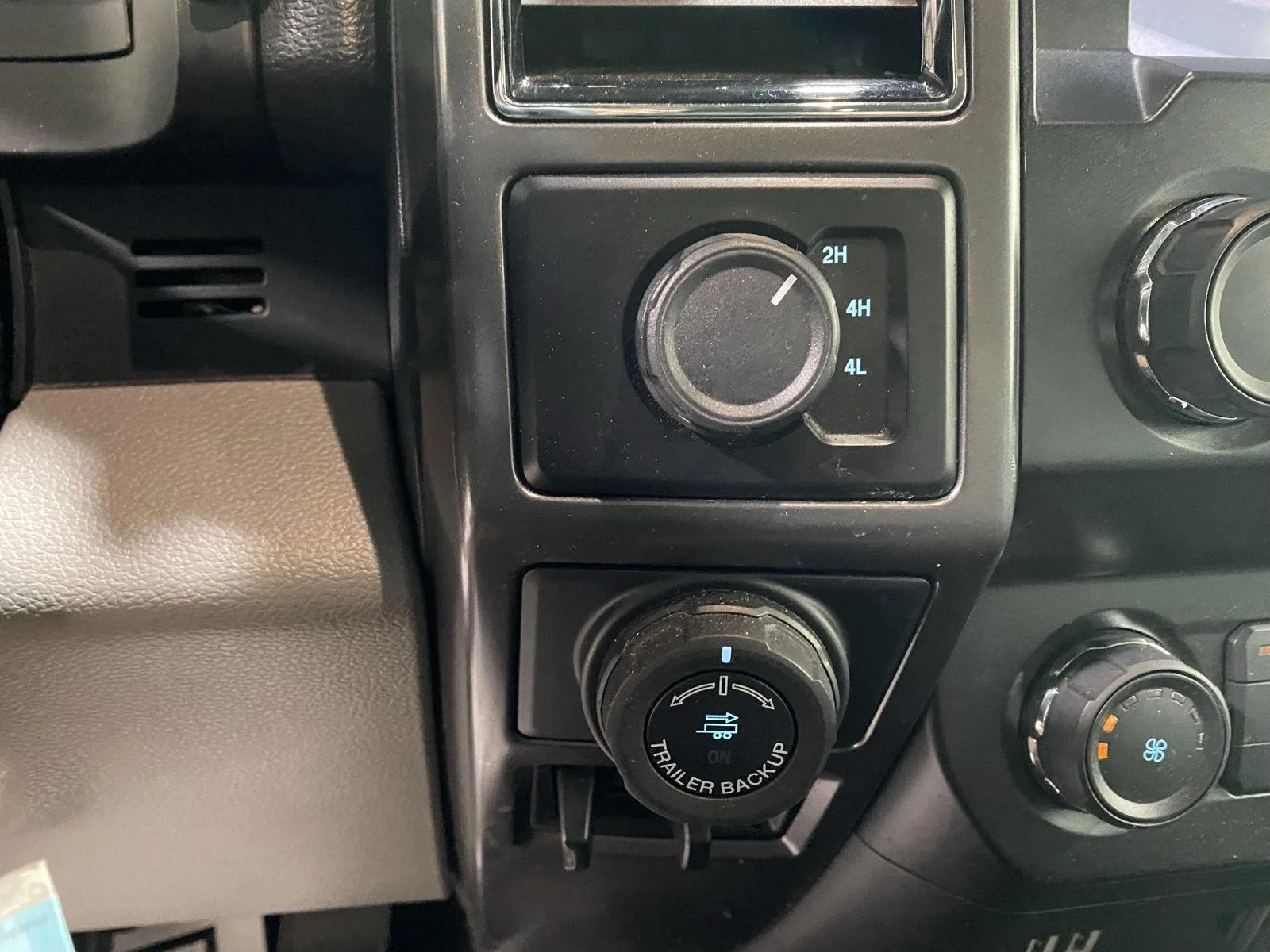Used 2019 Oxford White Ford XLT image 24