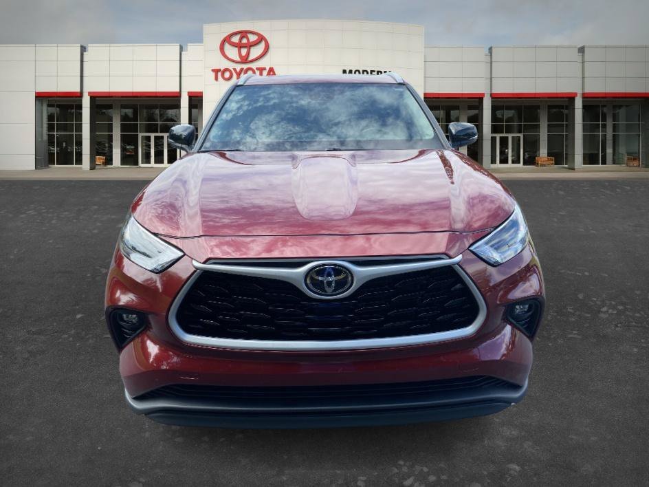 Used 2025 Ruby Flare Pearl Toyota XLE image 2