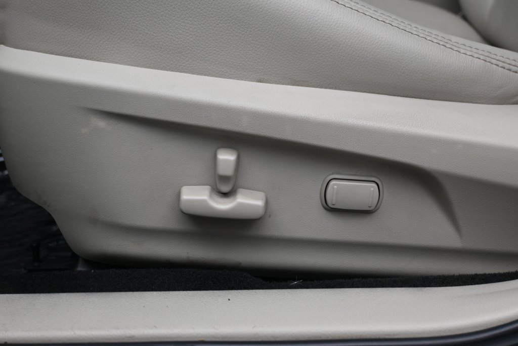 Used 2013 Satin White Pearl Subaru 2.5i image 23