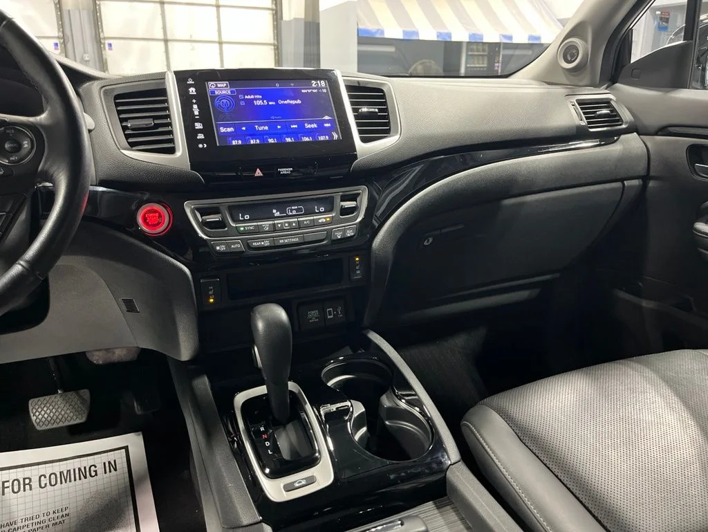 Certified Used 2017 Lunar Silver Metallic Honda RTL-E image 25