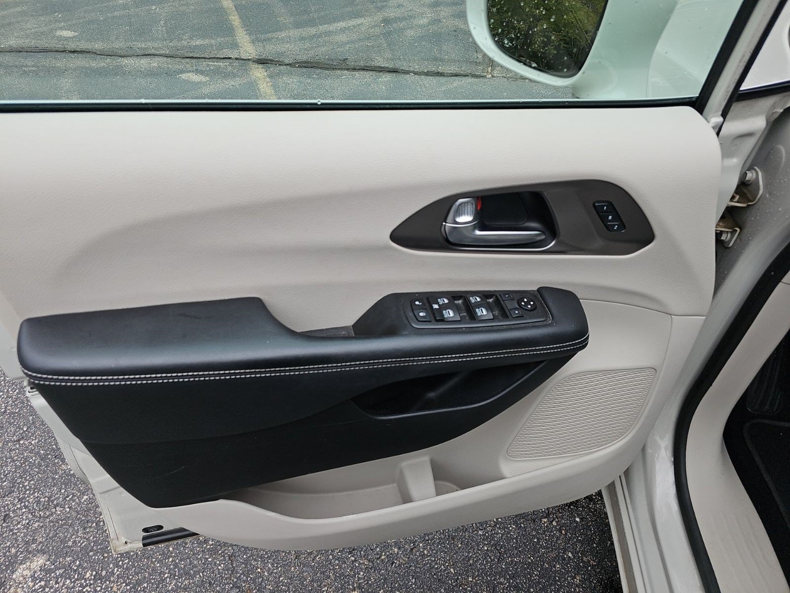 Used 2021 Luxury White Pearlcoat Chrysler Touring L image 20