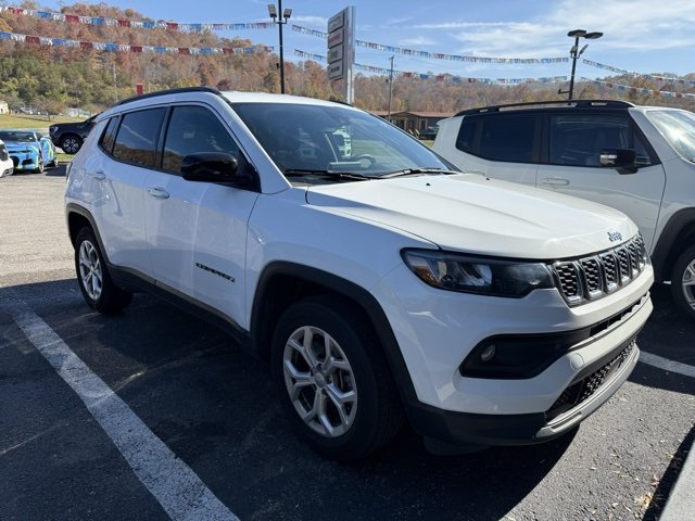 2024 Jeep Compass Latitude photo 2