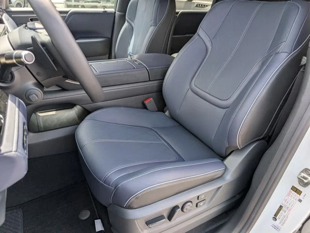 New 2026 RADIANT WHITE INFINITI SPORT image 5