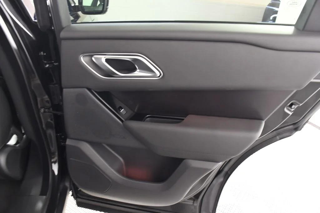 New 2026 Santorini Blk Land Rover Dynamic SE image 21