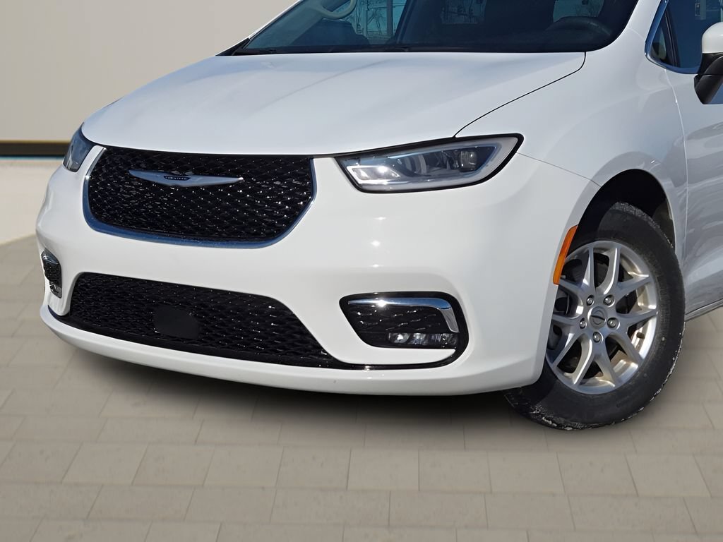 Used 2023 White Chrysler Touring L image 3