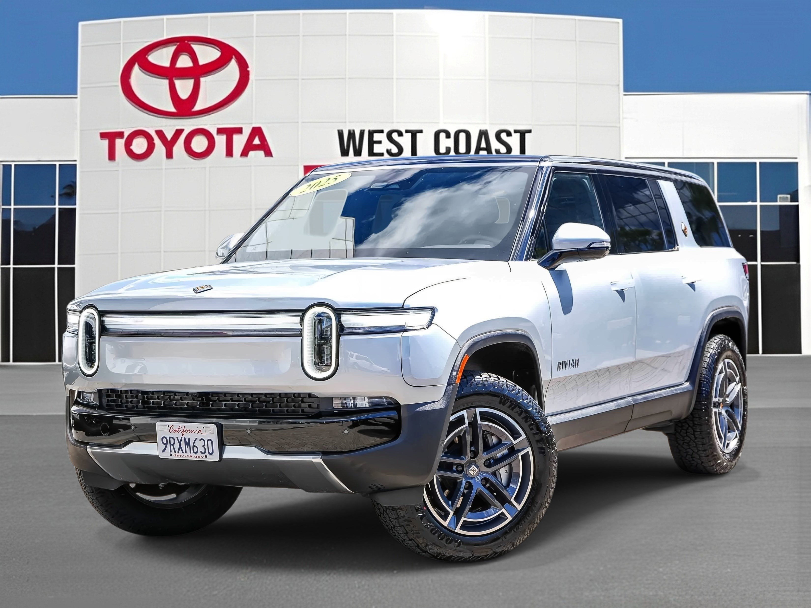 2025 Rivian R1S Adventure Dual Standard's photo