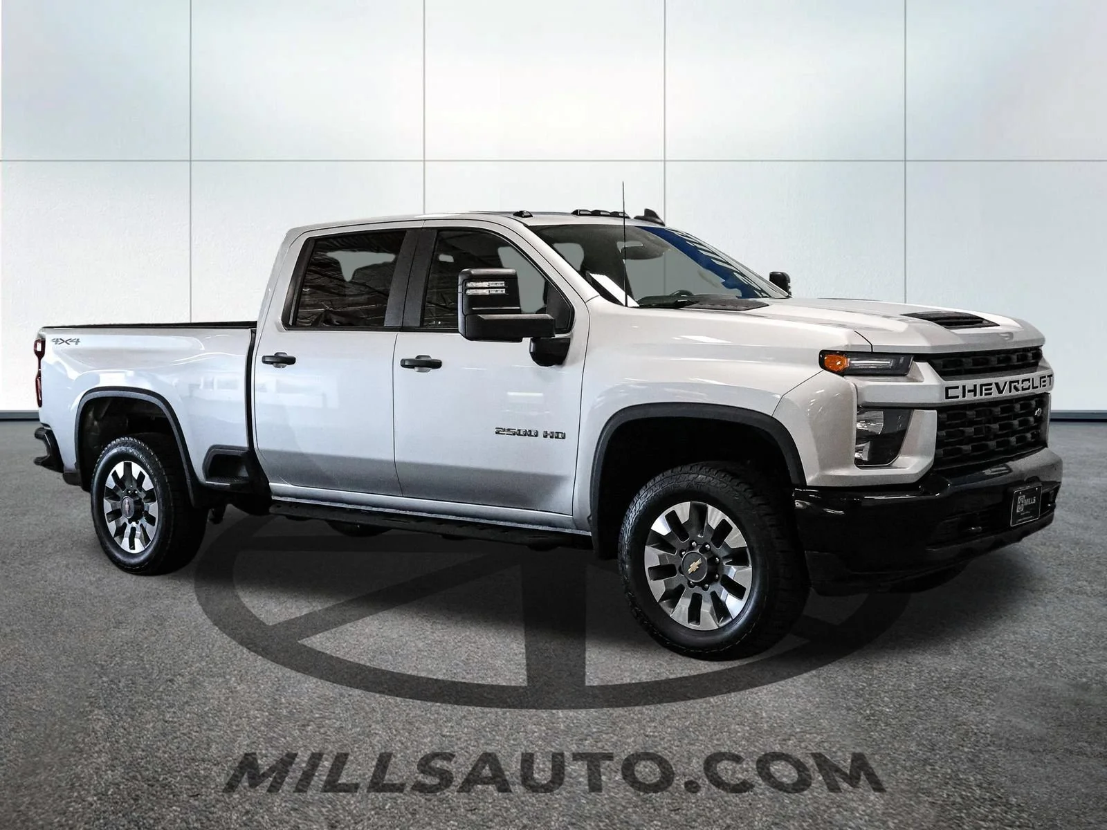 Used 2022 Silver Ice Metallic Chevrolet Custom image 11