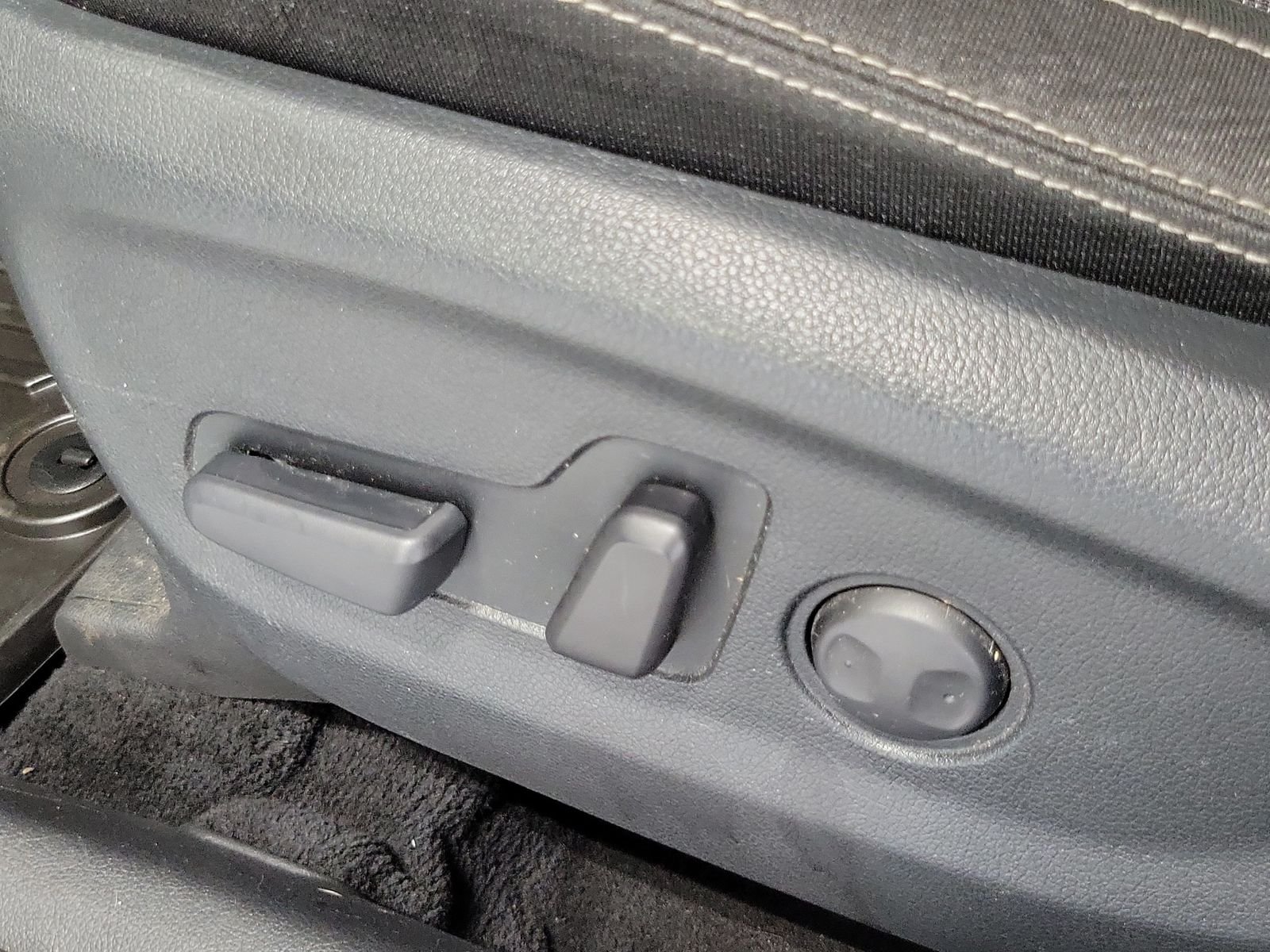 Used 2019 White Kia LX image 9