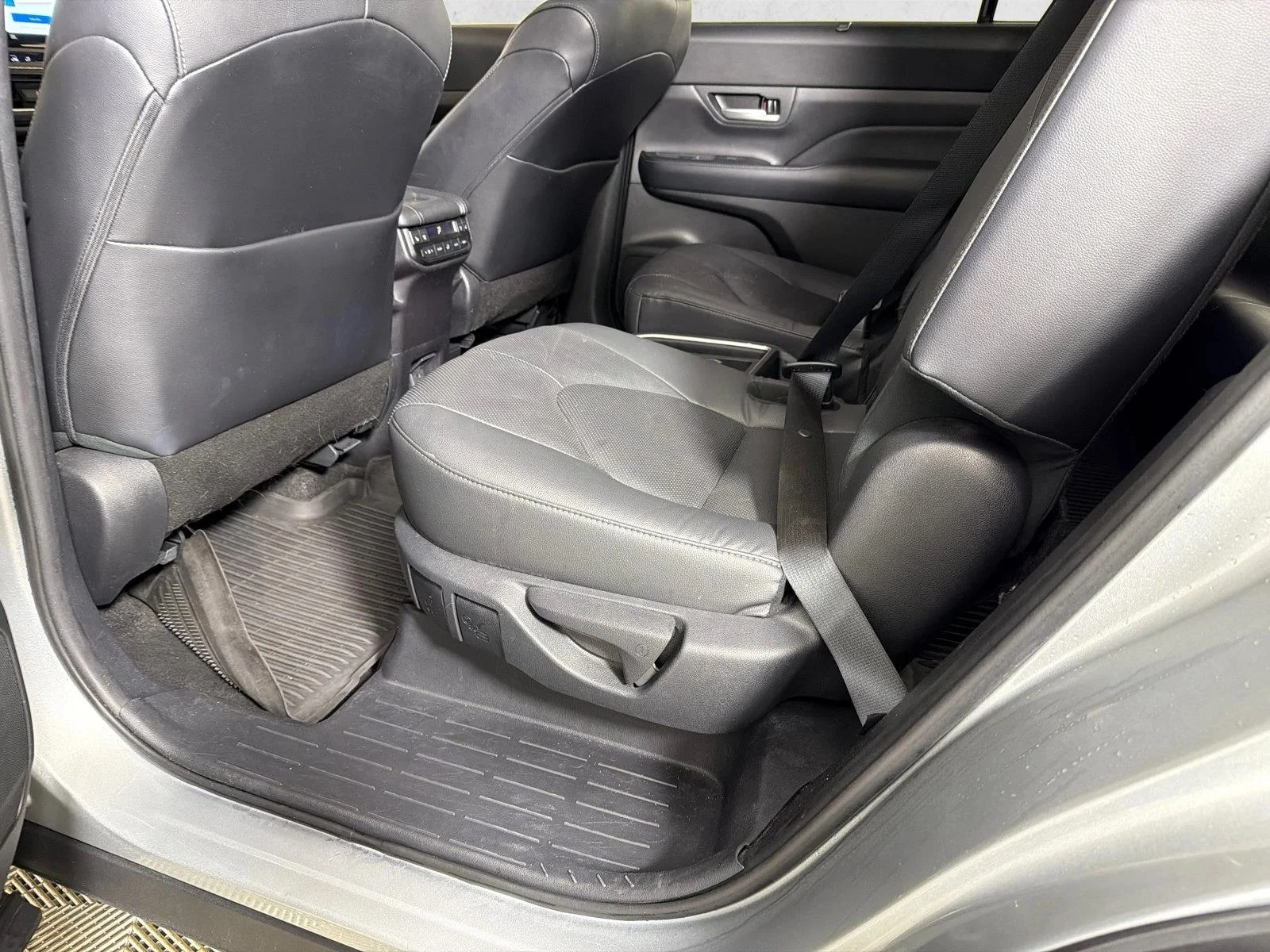 Used 2024 Silver Toyota XLE image 22
