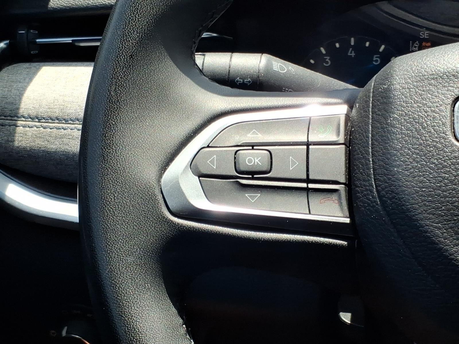 Used 2024 Diamond Black Crystal Pearlcoat Jeep Latitude image 25
