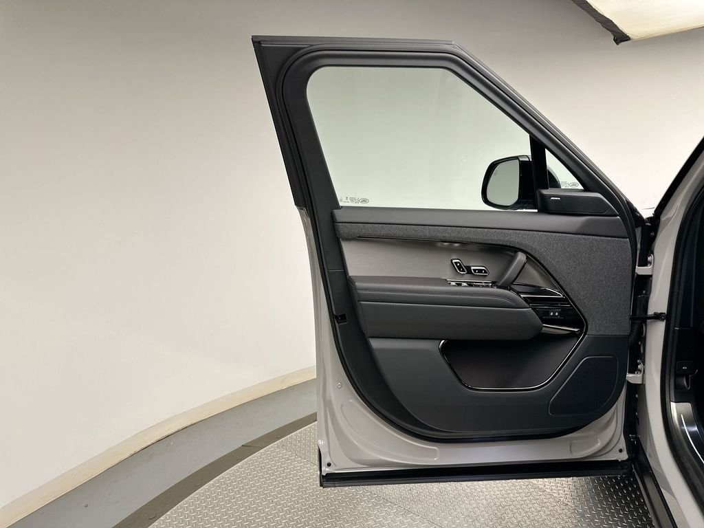 New 2027 Borasco Grey Metallic Land Rover Dynamic SE image 9