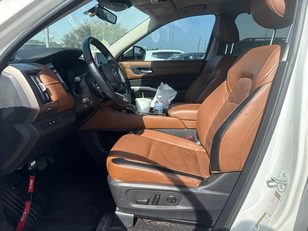 Used 2023 White Nissan Platinum image 7