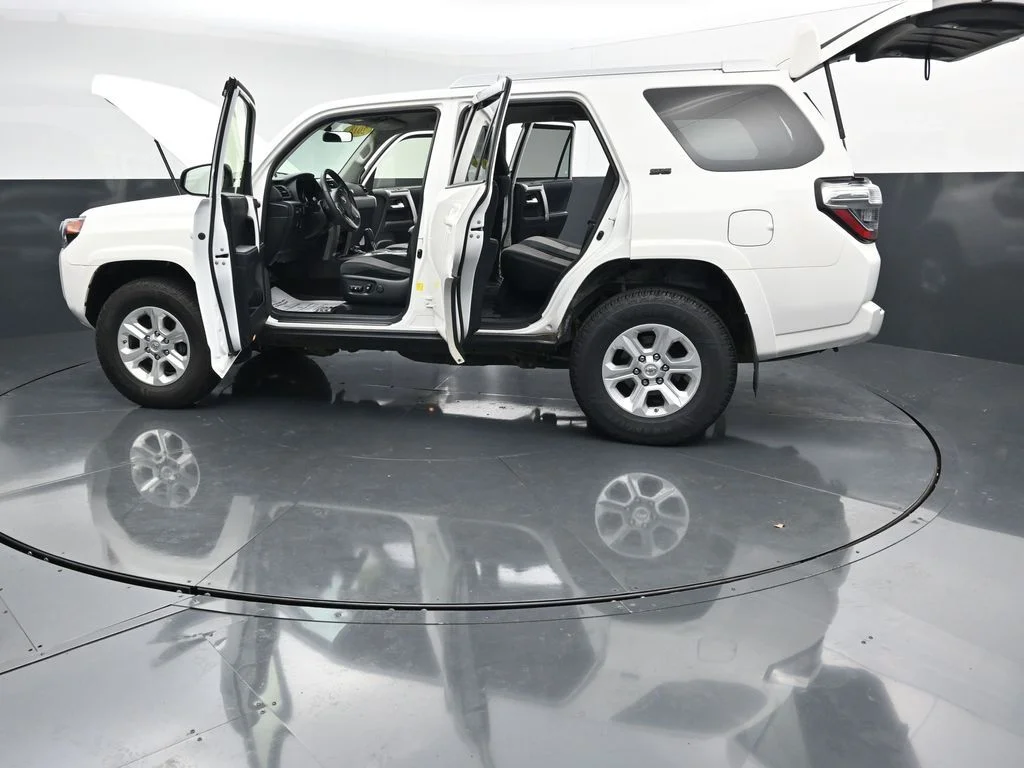 Used 2018 White Toyota SR5 image 38