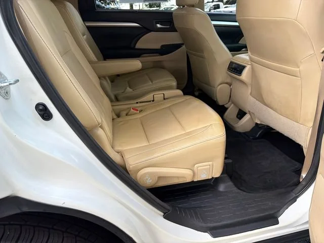 Used 2015 White Toyota XLE V6 image 15