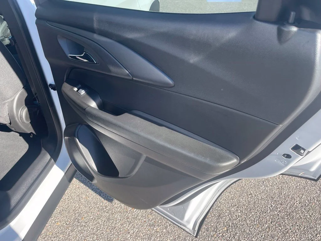 Used 2025 Summit White Chevrolet LT image 18