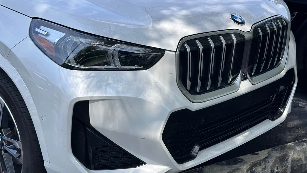 Used 2023 Mineral White Metallic BMW xDrive28i image 2