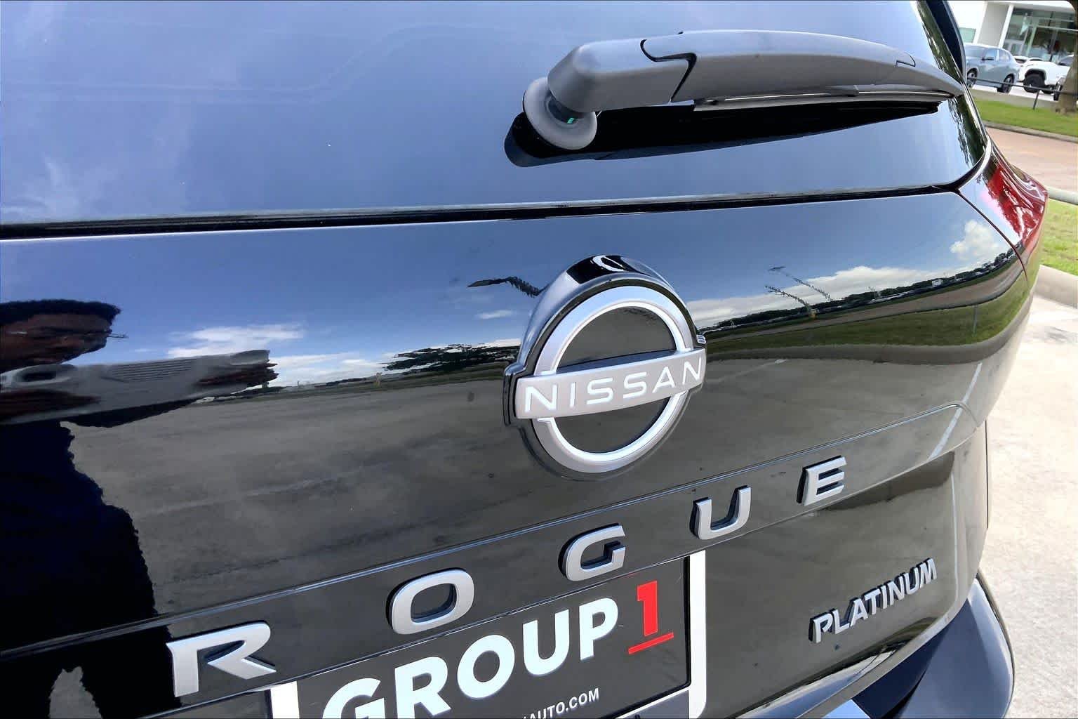 Used 2024 Super Black Nissan Platinum image 31