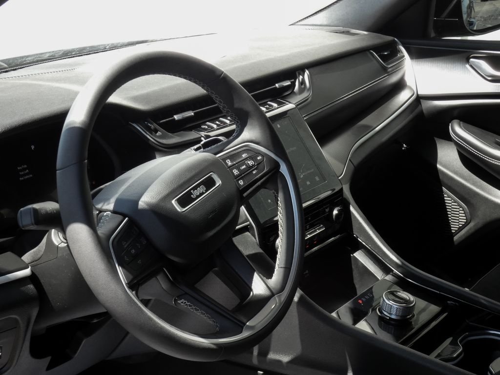 Used 2023 Gray Jeep Altitude image 9